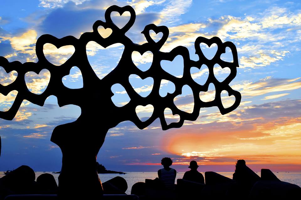 속초해변 (속초시 해오름로 190 / 조양동 1450-104)
속초해변은 길이 1,200m, 폭 50m로 속초의 대표 해수욕장.
고속버스터미널에서 도보로 5분 정도 걸려
고속버스를 이용한 관광객들이 쉽게 접근