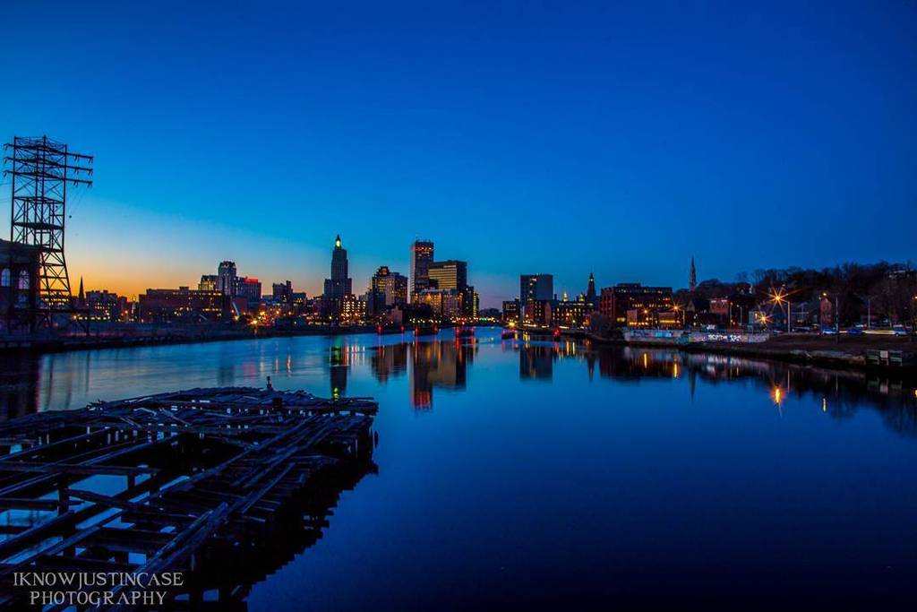 iknowjustincase's tweet photo. #sunsethunting #twighlight #sce#scenesofri #discoverri #canon6d #canon_official #skyline #… https://t.co/JlzW2YfOVA https://t.co/HcwYa7l4oy