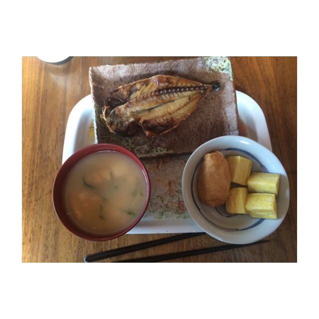 Ke2o64y's tweet photo. あさ
◎さつまいも
◎いなりずし
◎みそしる
◎あじのひらき https://t.co/P0kwDOYUWl