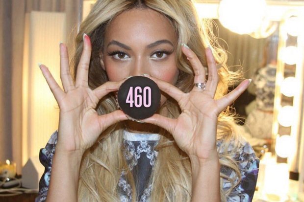 idolator on Twitter: ".@Beyonce's Hive had a field day with @Rihanna's  first-week sales tally of 460 albums: https://t.co/aMfDKwcOGw  https://t.co/yDSxmbioam" / Twitter