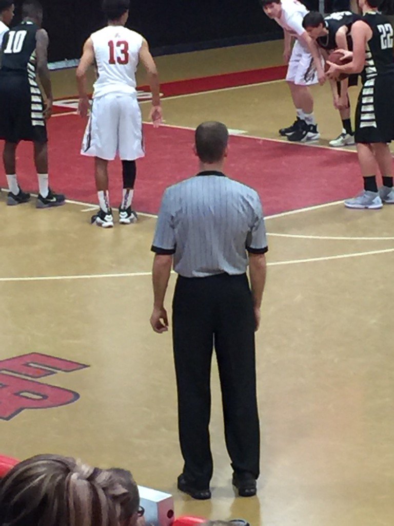 DraughnBball's tweet image. Bad ref #badref