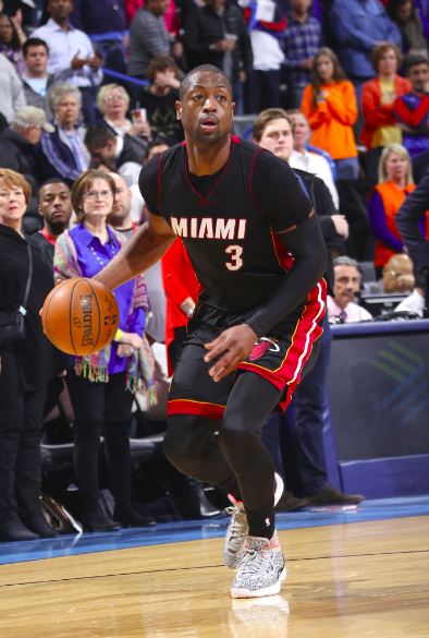 NBAHistory's tweet photo. Congrats to @DwyaneWade for passing Hall of Famer Bernard King (19,655) for 42nd place on the all-time scoring list. https://t.co/Wi7U4paceq