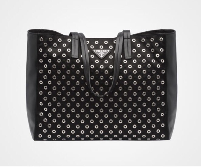 italianprada's tweet photo. Fabric tote with all-over grommet motif and leather sides

C$ 2,120

Get it here at: https://t.co/rcw5dEHkyg https://t.co/hajlVpKWzc