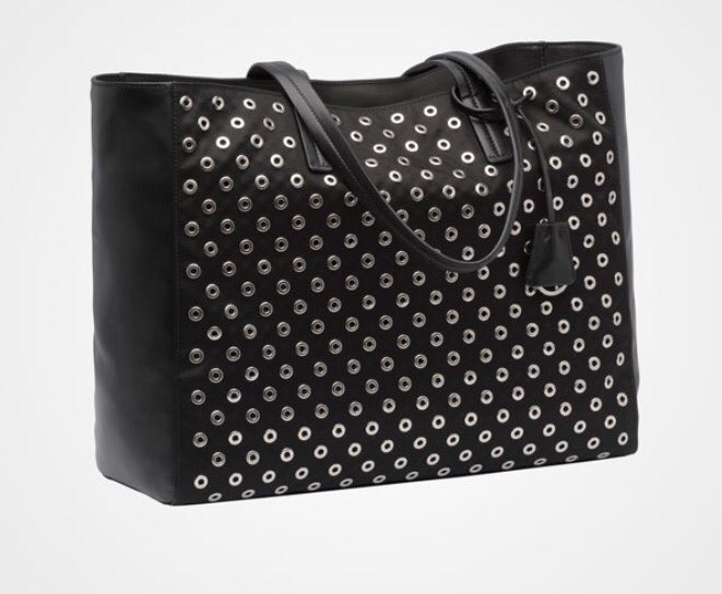 italianprada's tweet photo. Fabric tote with all-over grommet motif and leather sides

C$ 2,120

Get it here at: https://t.co/rcw5dEHkyg https://t.co/hajlVpKWzc