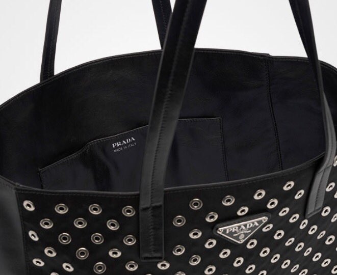 italianprada's tweet photo. Fabric tote with all-over grommet motif and leather sides

C$ 2,120

Get it here at: https://t.co/rcw5dEHkyg https://t.co/hajlVpKWzc