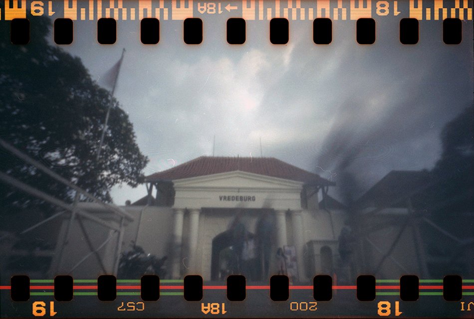 Benteng Vredeburg | Onrust Pinhole R13 + Superia Exprd '10 | Expsrd: 2" #onrustpinhole #pinhole #kameralubangjarum