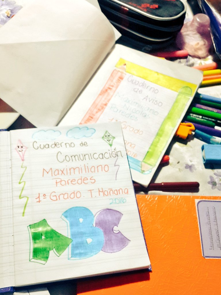 rosviera13's tweet image. Yo intentando hacer carátulas!!  😥📒📐🎨#reprobada 😂😂😂
