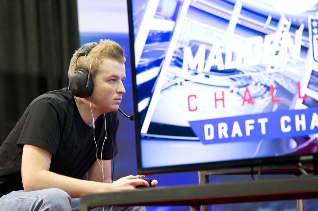 EASPORTS_MUT's tweet photo. Stick WORK! @SeRiouSMoE1 to the HOUSE w/ @EricDickerson up 38-17! Then about seals the game with an INT! #UltimateSB https://t.co/cc28kxNu4i
