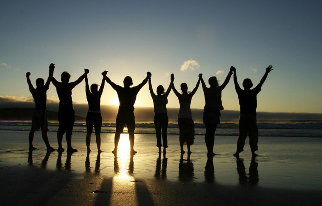 Kulhan's tweet photo. Hands Across Eight People
#RejectedTeamBuilding https://t.co/lsHX1NV1GY