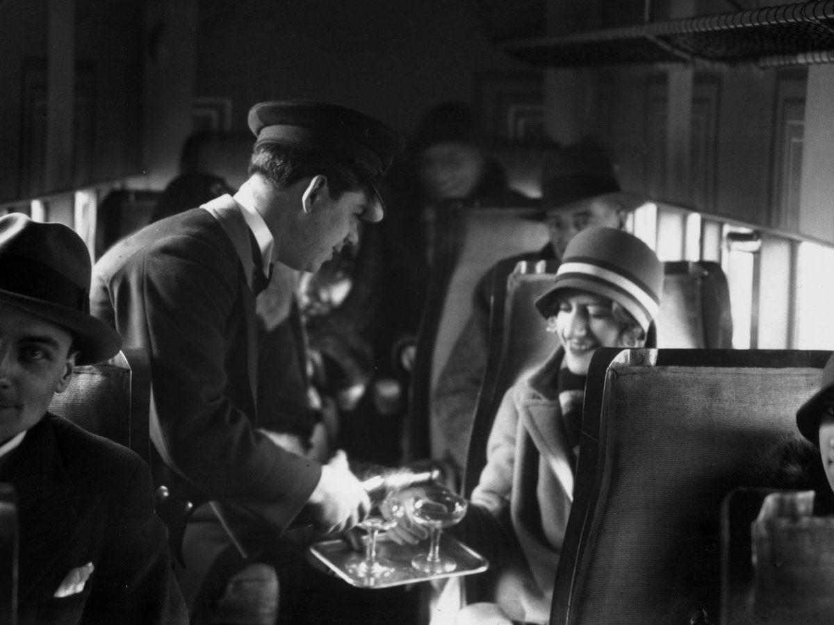 CNTraveler's tweet photo. 6 secrets for flying comfortably in economy seats https://t.co/rsEo5dZEit https://t.co/Rm8rXZOU3i