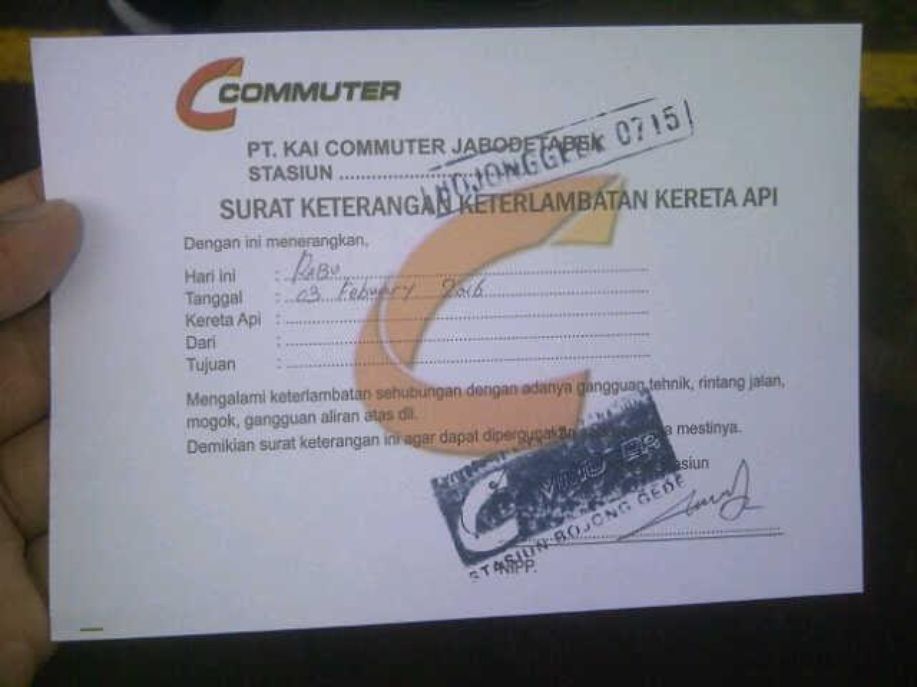 Commuter Line Gangguan Sinyal, Orang Kantoran Antre Minta Surat Terlambat de.tk/VMdAuX