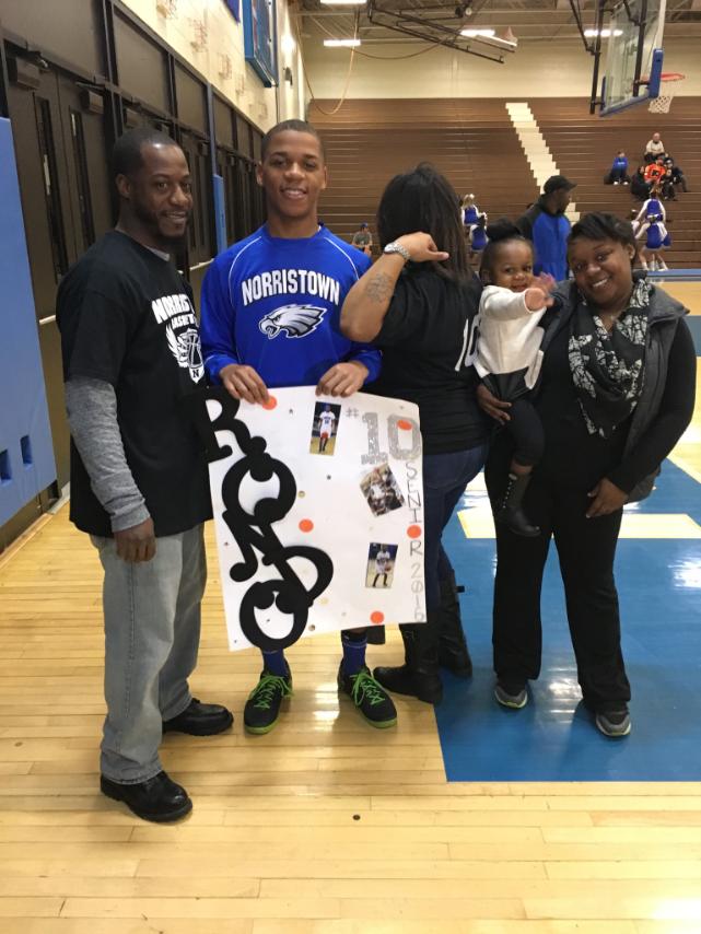 Mir__Rondo's tweet photo. Everybody i live for in one picture ❤ #SeniorNight  #blessed 🙏 https://t.co/PhEP7chmBv