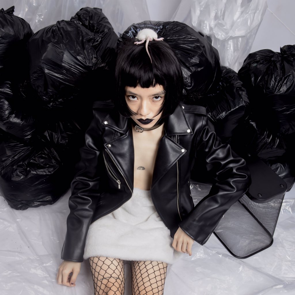 CROM_MAGAZINE's tweet photo. . TRASHY 🐀 🗑🕳
Model🏴🏳 #plaaastic 🏴🏳
&amp; 🐀 Ratazin. 📸 Phuong Vu
👗 #plaaastic 🔦
#NoFilter Issue 10 #CromMagazine
👁‍🗨 🐭 💣 https://t.co/Vo27VqY7BL