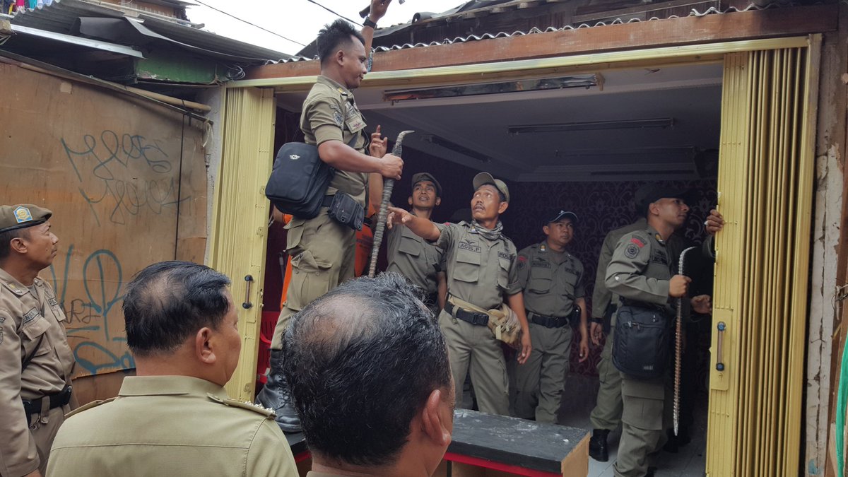 Camat Tn Abg memimpin pengosongan kios diatas lahan milik PD. Pembangunan Sarana Jaya Jl. Jatibaru X <a href="/BeritaJakarta/">Berita Jakarta</a>