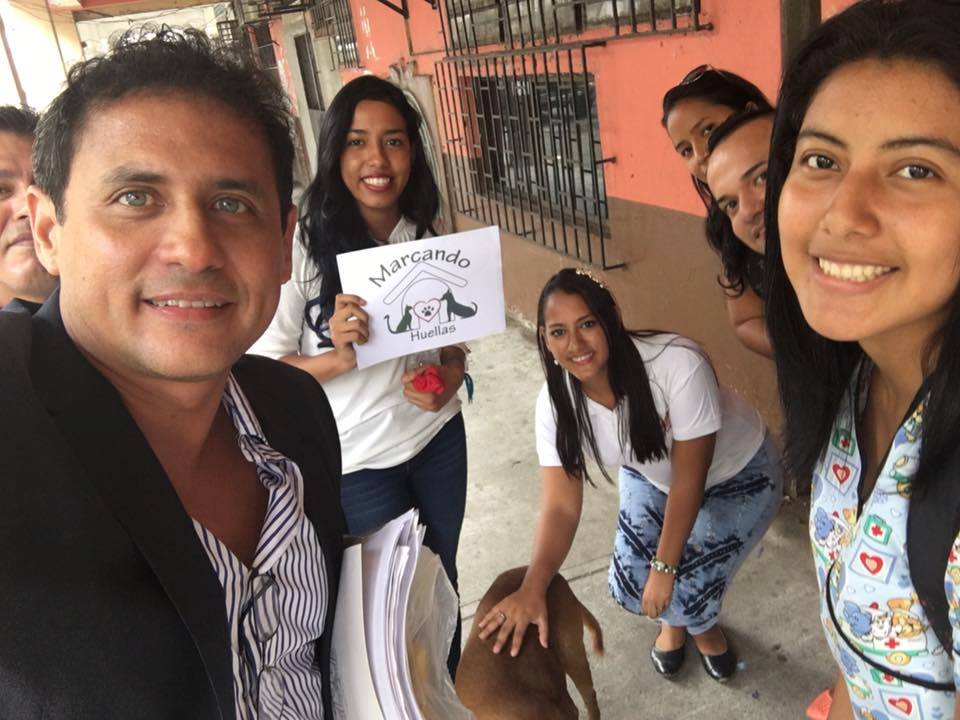 Con asociación d jóvenes Marcando huellas luego d socializar las condiciones d cómo se deben mantener las mascotas.