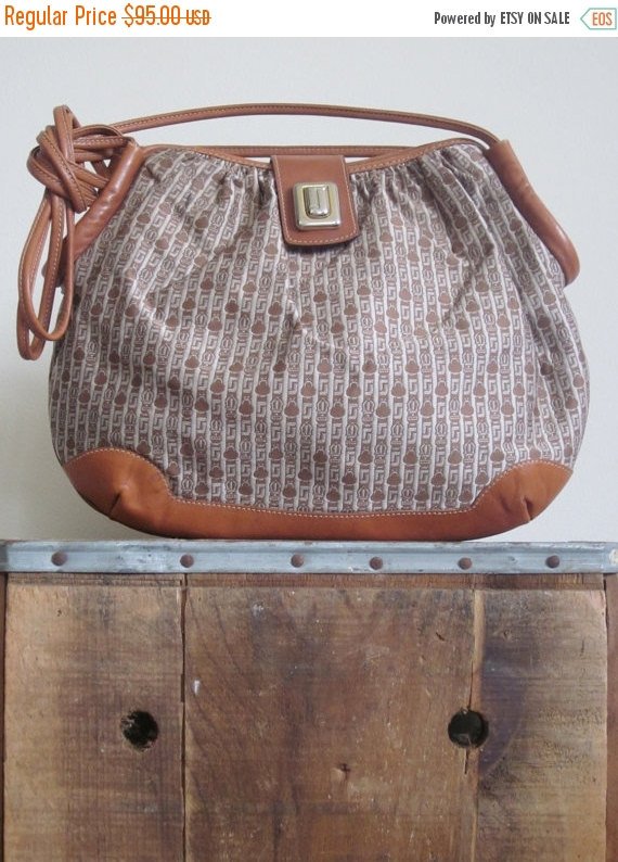 thriftingmagpie's tweet image. Judith Leiber / Judith Leiber Purse / Judith Leiber Bag / 70s Bag / Designer… etsy.me/16jnpgG #Etsy #LogoBag