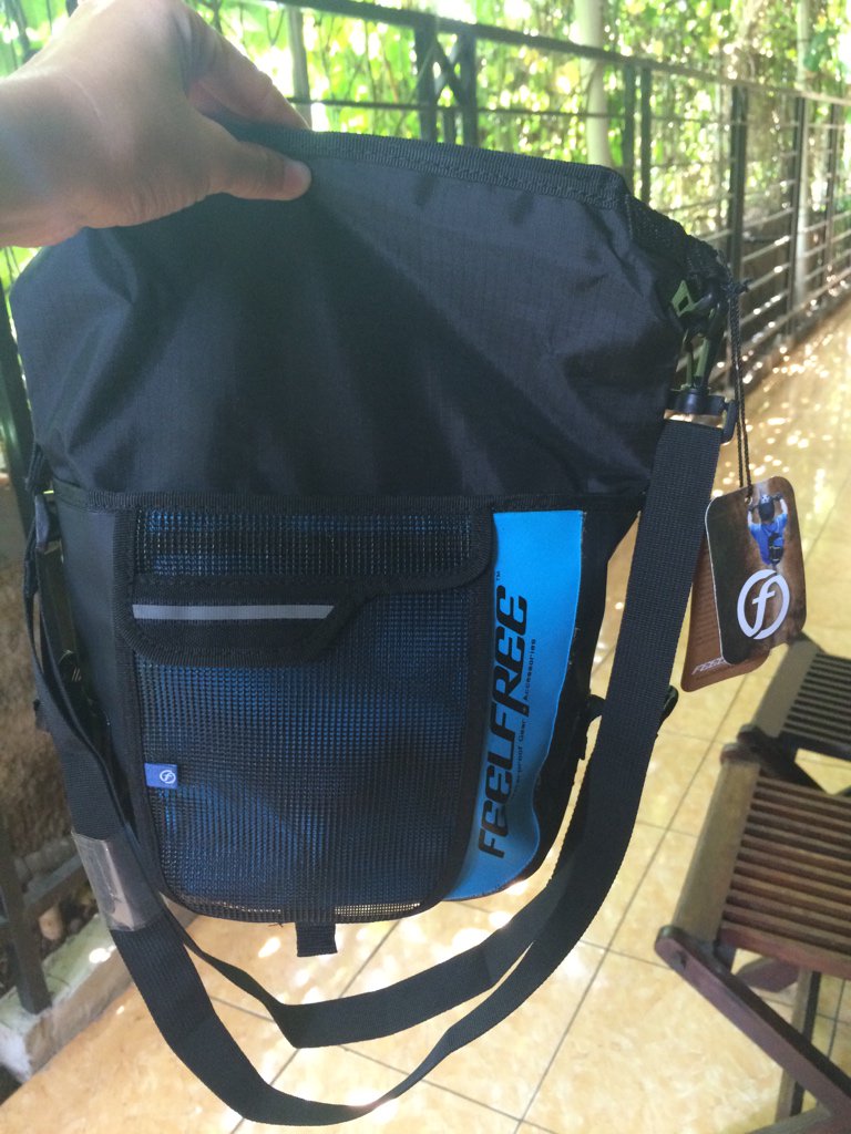 TravelingID's tweet photo. Sling dry bagnya masih ada lhoo.. Buat yg suka main ke pantai/laut.. Bisa buat nyimpen hp &amp; benda berharga. https://t.co/tICHe0RERB