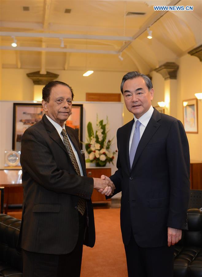TibetNews11's tweet image. #PortLuis: il ministro degli #esteri cinese incontra il Presidente ed il premier di #Mauritius. #Cina #cooperazione