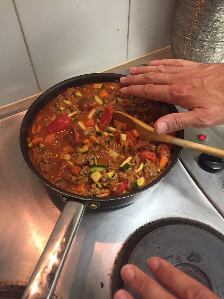 AndyPalacios76's tweet photo. @fbiradio smokin' tunes tonight.  Dancing away in the kitchen while I cook up a batch of spag bol!🤓 https://t.co/SkJycIkUNt