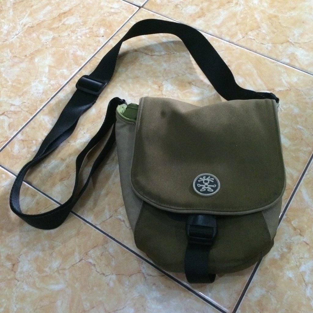 Tas kamera Crumpler. Harga barunya di toko 600rb, mimin jual 250rb ajaa.. Ga pake ditawar lg~