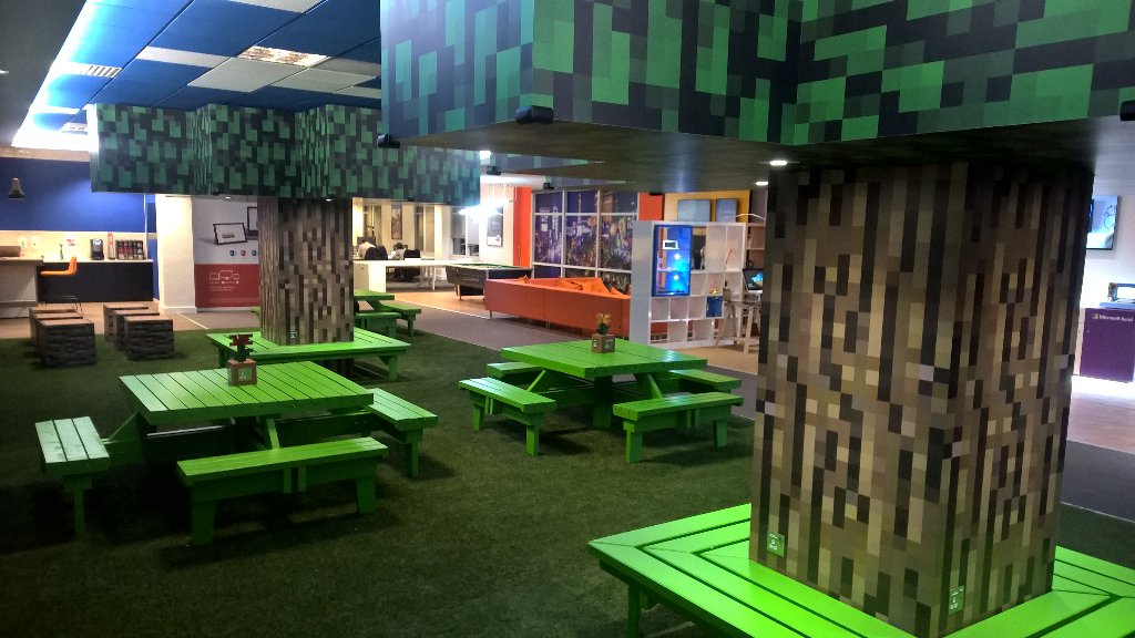 MCScienceDB's tweet image. Xbox HQ has received a mini Minecraft makeover 👍  mrs.bz/fMJ