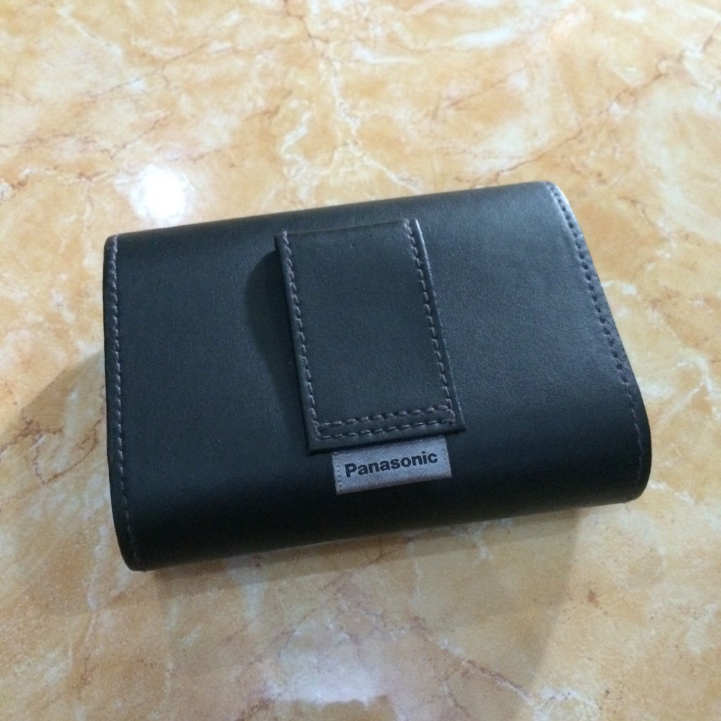 Tempat kamera poket yg bisa diselipin ke ikat pinggang. Merk: Lumix. Harga: 60rb.