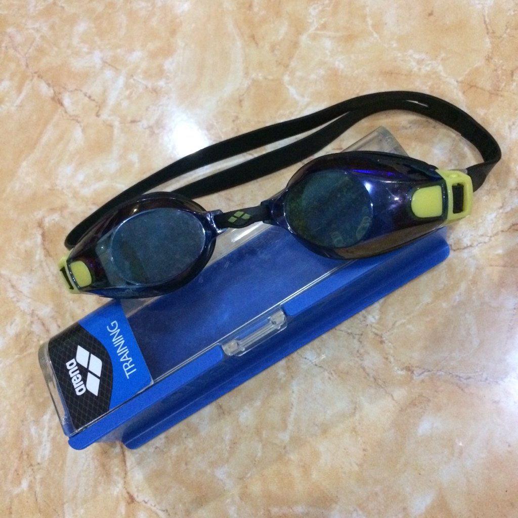 Kacamata renang merk Arena. Kondisi: baru. Karetnya lbh enak dari Speedo. Harga aslinya 300rb, mimin jual 125rb aja~