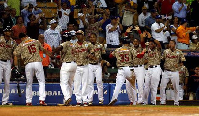 Meridianoonline's tweet photo. #SerieDelCaribe Venezuela dejó en el terreno a República Dominicana y sumó segundo lauro https://t.co/EY210zrkJr https://t.co/IWwhHcqrq8