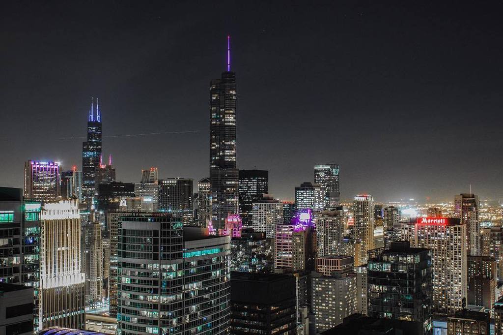ChiPhotos's tweet photo. by squbagram: 1|3 • Fun Fact: Chicago River is the only river in the world that flows backward. | #freshspectives
.… https://t.co/bzkKdTqrlt