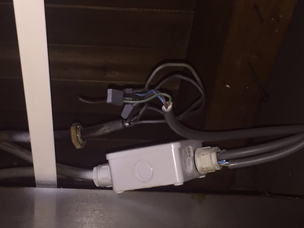 Vandaag tijdens een #nen3140 inspectie weer een mooi stukje huisvleit gevonden boven het plafond. <a href="/teundebeun/">Teundebeun</a>