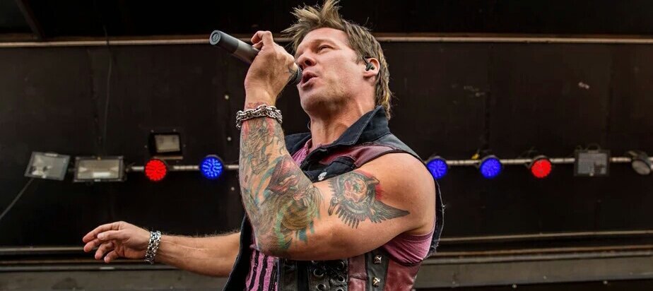 ButIAmRoxy's tweet photo. That kind of day when you need a dose of @IAmJericho to feel better. Listening to #NewDaysDawn #NeedyoutoSaveMe https://t.co/yz8KouFRgI