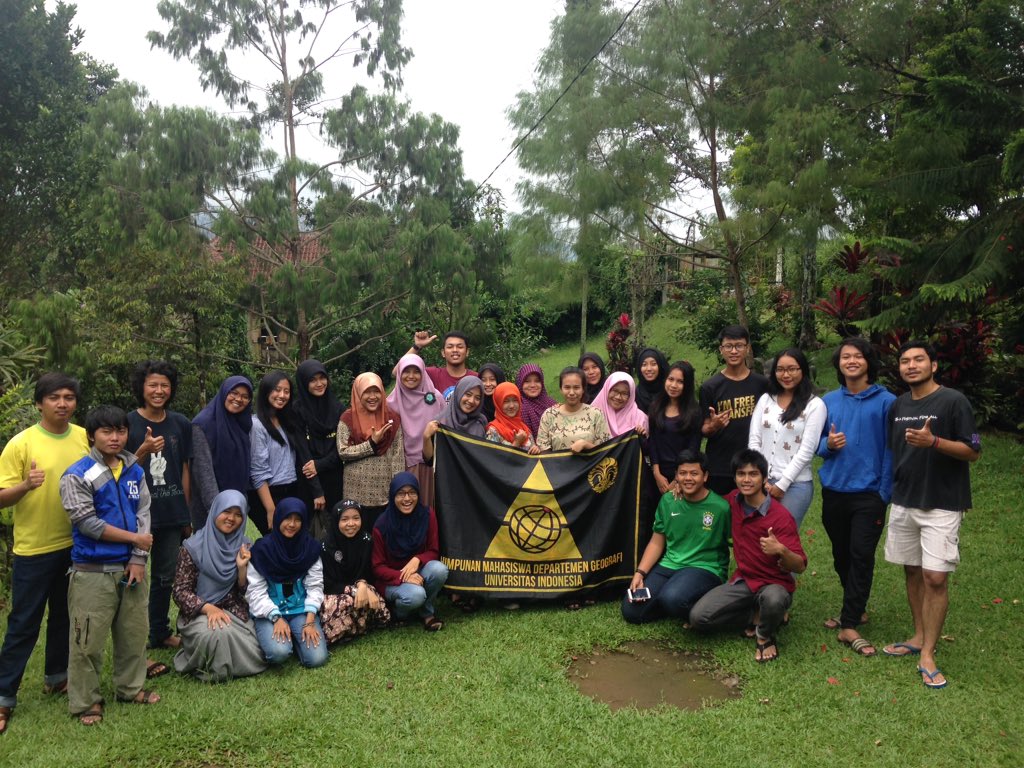 HMDGeoUI's tweet photo. Yey akhirnya JJAT HMDG 2015 selesai! Ini dia wajah keceriaan pengurus HMDG 2015 #KompakBermanfaat https://t.co/VVf2GXOjLC