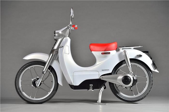 autocarindiamag's tweet photo. #Honda #EVCub electric scooter concept displayed at @AutoExpo2016: https://t.co/Ef7GkSmtwL #AETMS16 https://t.co/xzGg3Fdmic