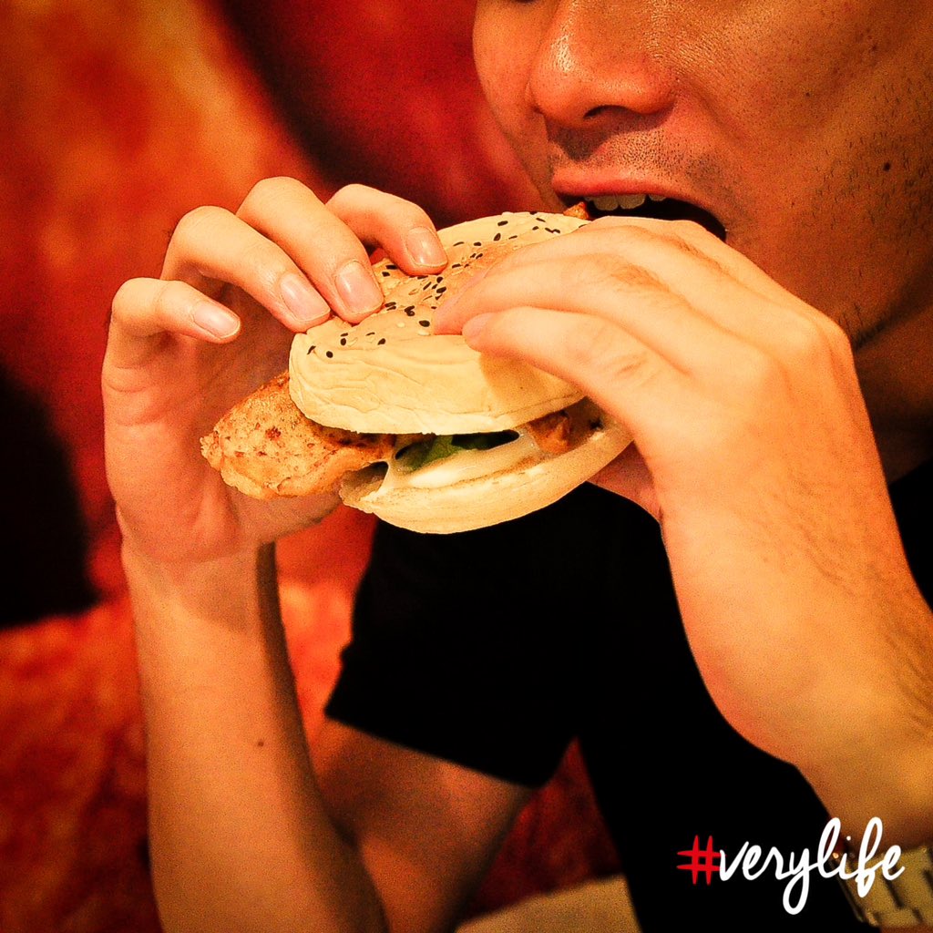 ChickenCharlie_'s tweet photo. Real men eat real chicken burger #KeepItReal #SignatureBurger https://t.co/J5gvfzWvpN