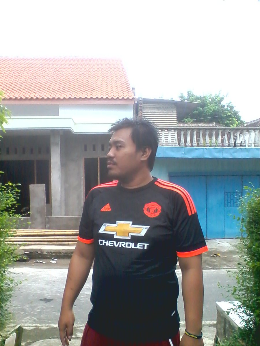 heri_rock's tweet photo. @ManUtd_ID @ManUtd aq tetep bangga memakenya walapun sekarang lagi jatuh karena #iamunited #GGMU https://t.co/mUF1L73BuE