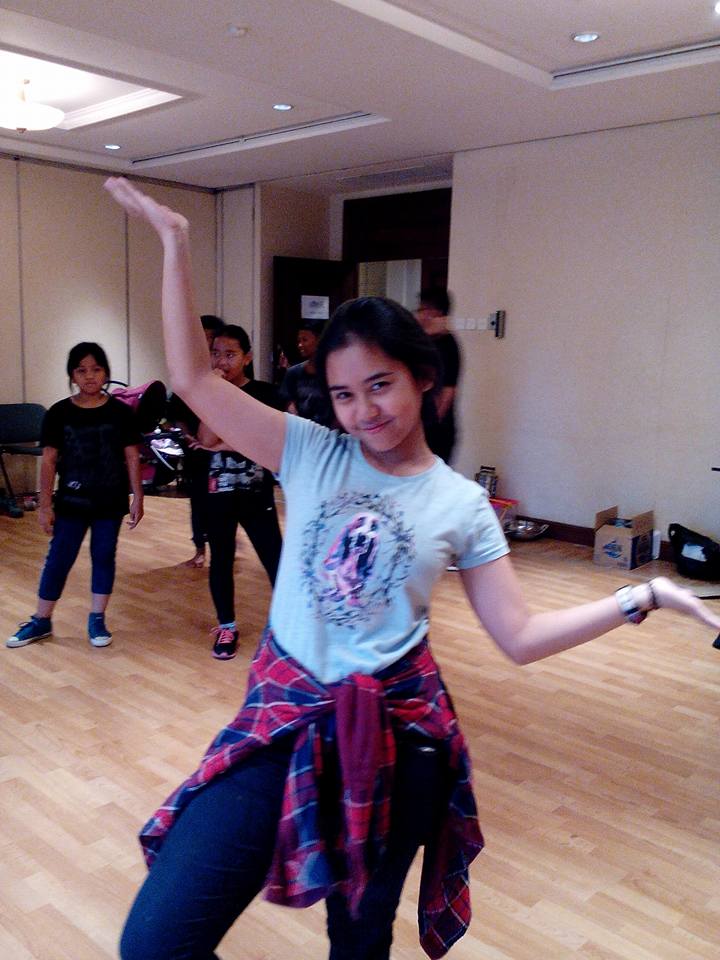 SiKandil's tweet photo. Latihan menari dan bernyanyi bersama. Saksikan mereka di Kandil&amp;Kampung Srundeng. Minggu, 28 Feb 2016 #KANDILmusikal https://t.co/w8x6A0Sbe0