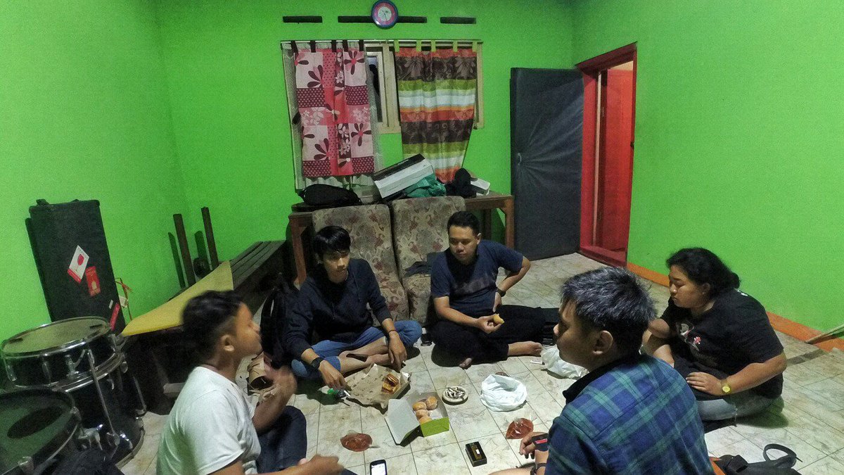 Mau tau ada apa?? Penasaran?? Cek terus twitter kita  jangan lupa follow IG &amp; soundcloud AGIO BAND di : AGIOBAND_