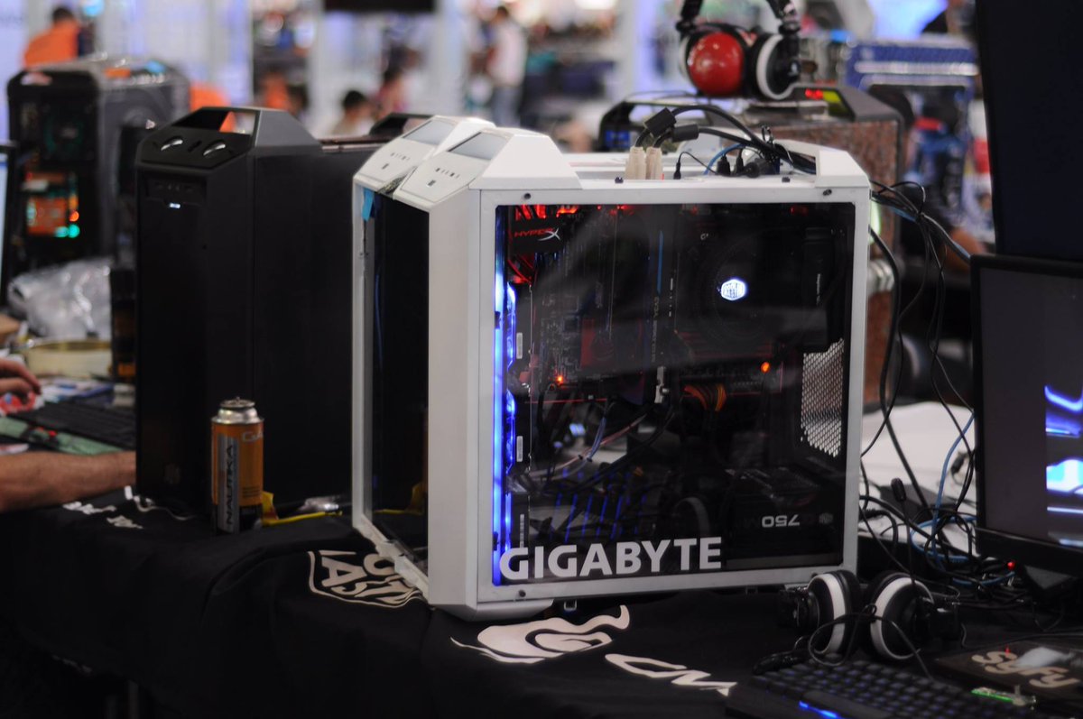 CoolerMaster_RU's tweet photo. MasterCase хорошо, а два MasterCase еще лучше!
#MakeItYours. https://t.co/KUaNvziCAu