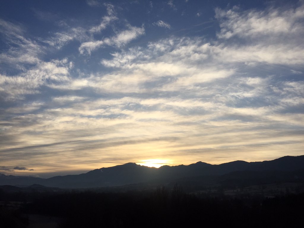 PereOlm87's tweet photo. Bon dia! De camí a la Molina! #bondia #paisatges #sky #cel #núvols @lamolinaski #POG366 #34de366 #nofilters https://t.co/x55FA6RRYR