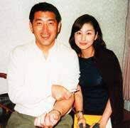 M I U Amũr Na Twitteru ワイドショーで清原結婚時のこの写真が何回も出てたけど これ 左手まくって何をしてるんだろうか T Co Qurn7x8ba2