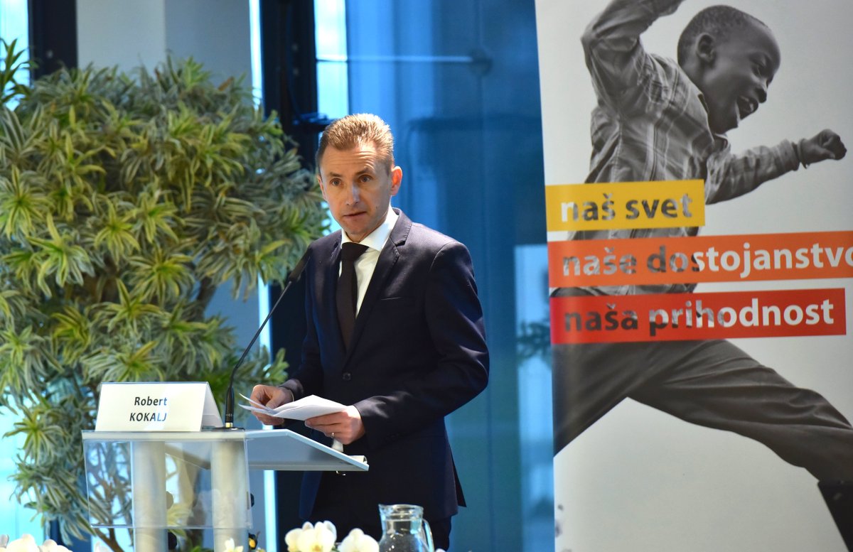 MZEZ_RS's tweet photo. Vd GD #Kokalj o ključni vlogi podjetij pri vzpostavitvi global.partnerstva za implementacijo #Agenda2030 #ELR2015 https://t.co/XpYzngjjt0