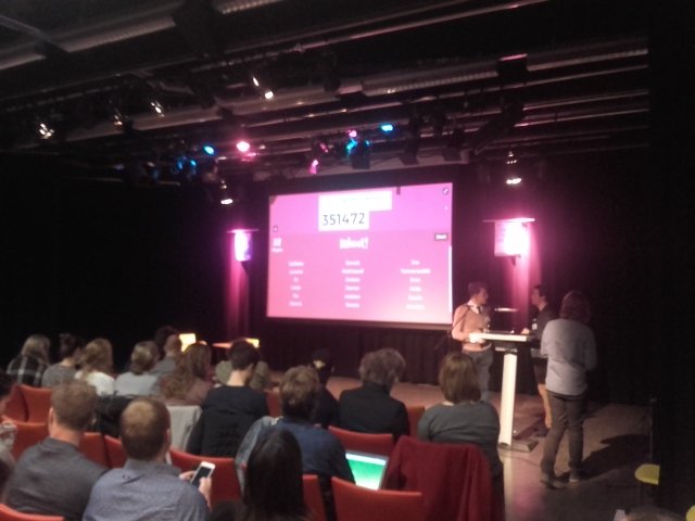 VRIHO2016's tweet photo. FORUM. Tijd voor interactie met publiek. Met Kahoot! Stellingen en discussie over VR in het Onderwijs. #VRIHO2016 https://t.co/VPp1IMC1Fe