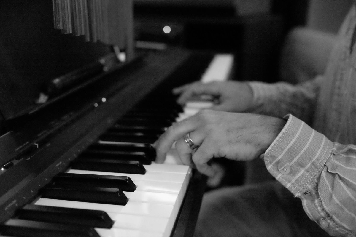 AlanHolzman's tweet photo. #fivecentphilosophers Mark Madonna at recent rehearsal. 2 gigs this wknd.
@BHEventSpace #bhportdev #bheventspace https://t.co/bZf0idQ3XE