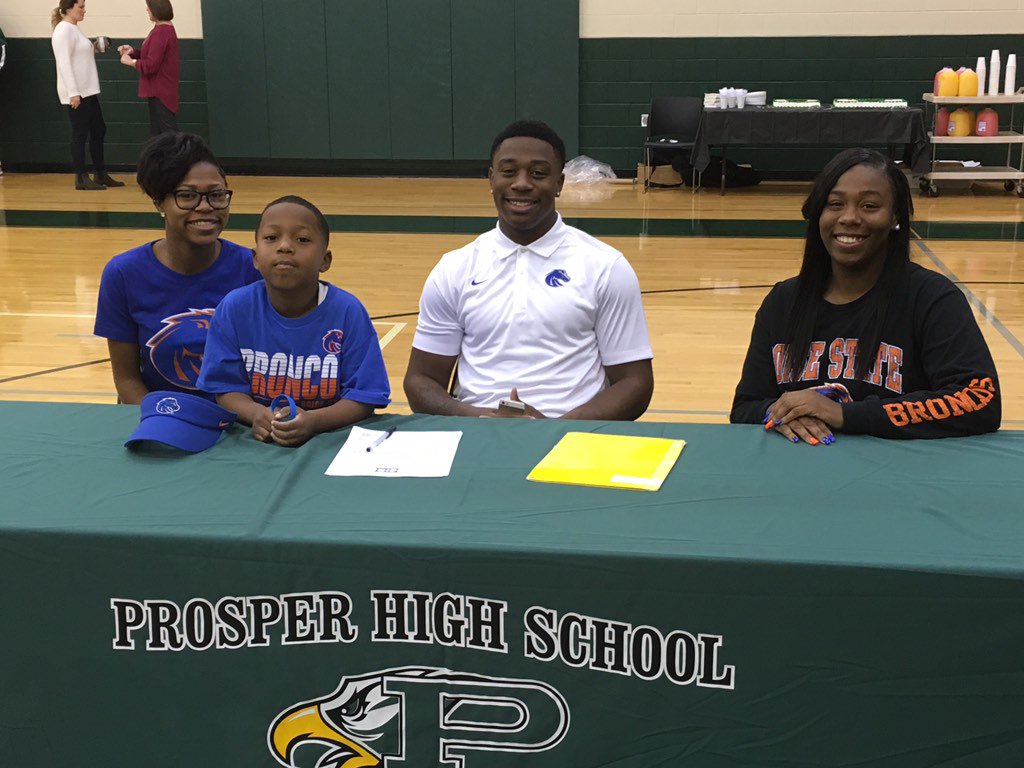 CoachLeeMarks's tweet photo. It's all about Family! Welcome to the Family Robert! #RbUnit https://t.co/zHf1k0lWz9