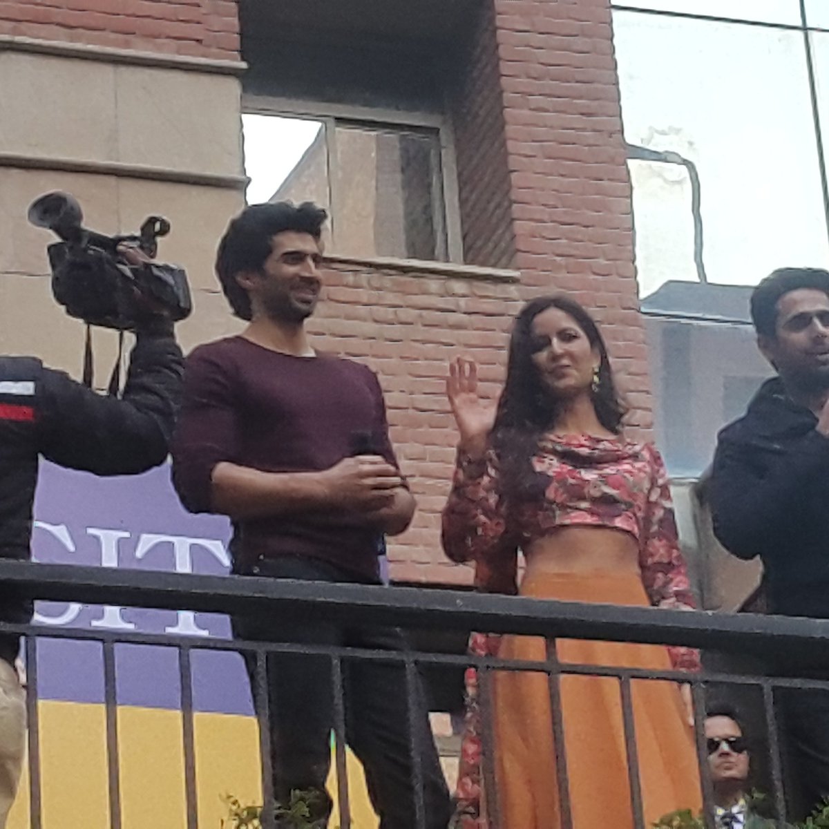 _sambhavjain's tweet photo. #AdityaRoyKapoor n #KatrinaKaif in #Amity yayyy #FitoorPromotion #Fitoor #Mesmerised https://t.co/j5kMlWWCVC