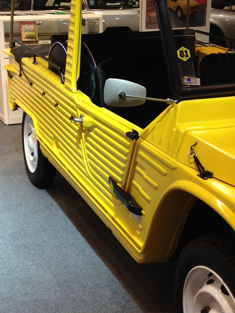 lacarista's tweet photo. "Tu te rappelles quand on était ptits, ton père nous montait tous dedans !" #parolesdevisiteurs #Mehari #Retromobile https://t.co/OLpI3T4yHE