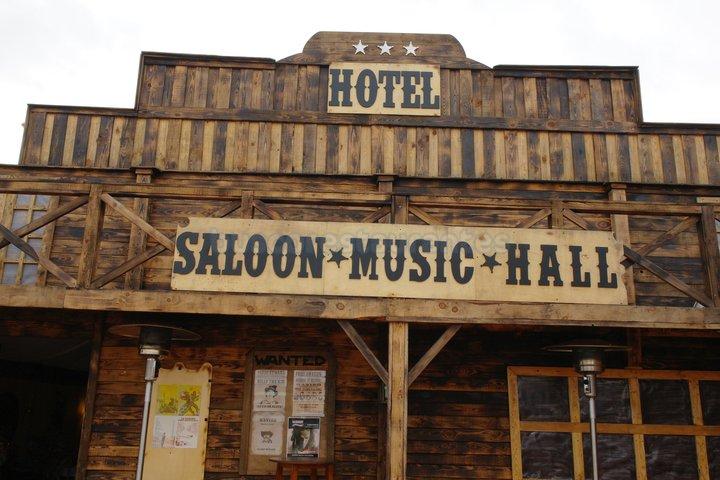 A solo dos días de viajar a los salones del antiguo oeste. The Monja's Saloon🎭💜💪