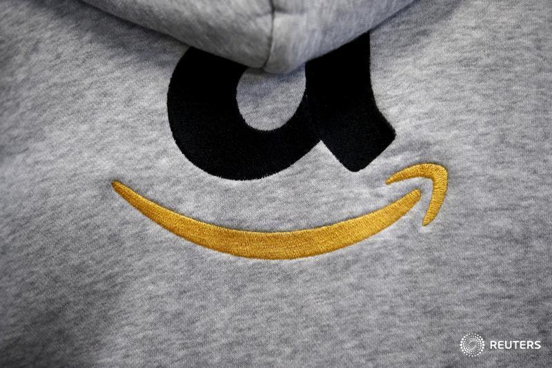 ReutersBiz's tweet photo. Amazon is planning to open up 400 brick-and-mortar bookstores: https://t.co/AuEjupje3h https://t.co/tXGUkCsV7O