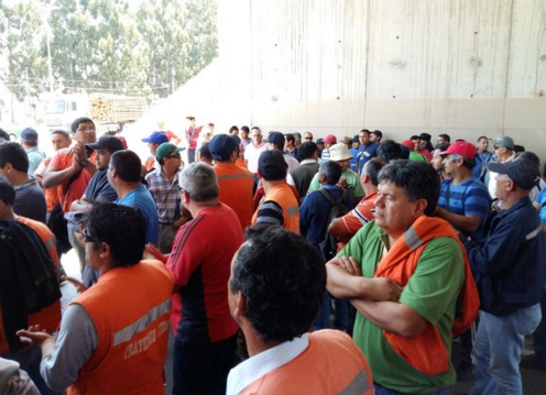 izq_libertaria's tweet photo. Trabajadores paralizan a Forestal Arauco diciendo "No somos carne de cañón del empresariado" Sigan a @Fetraforma! https://t.co/m7bILUYH6z