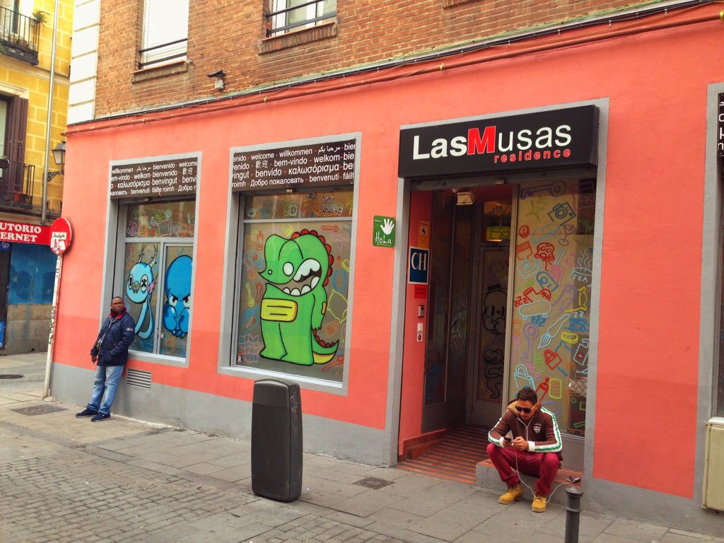 _victorfuertes's tweet photo. Ir a la caza de graffitis y tropezar con esto / @Currunchopulpo @dingoperromudo #rbn_kunst y #mufashes en Lavapies https://t.co/6NGobB9deu